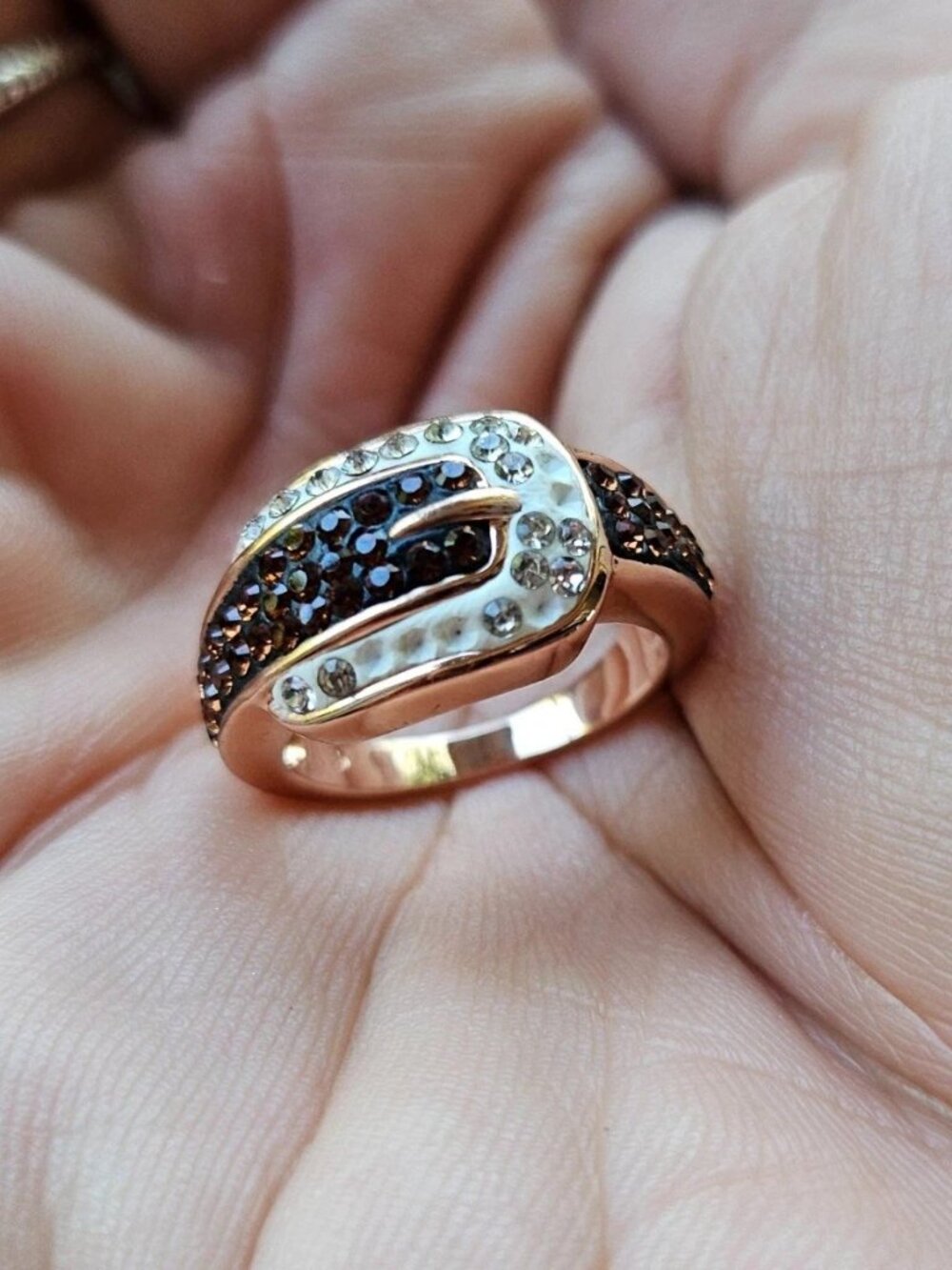 Buckle Shape Ring Fashion Jewelry brown/White Crystal Accent Gold Tone Size 7